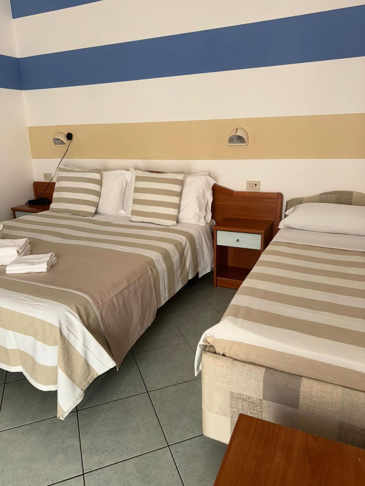 Room, Quadruple