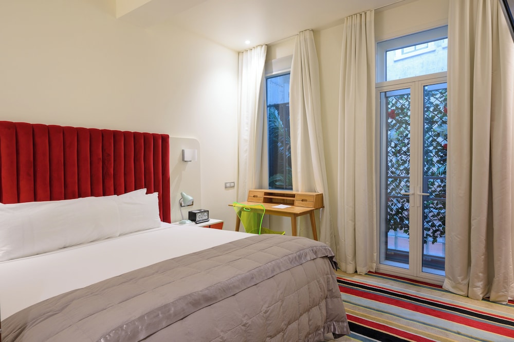 COURTYARD, SUITE