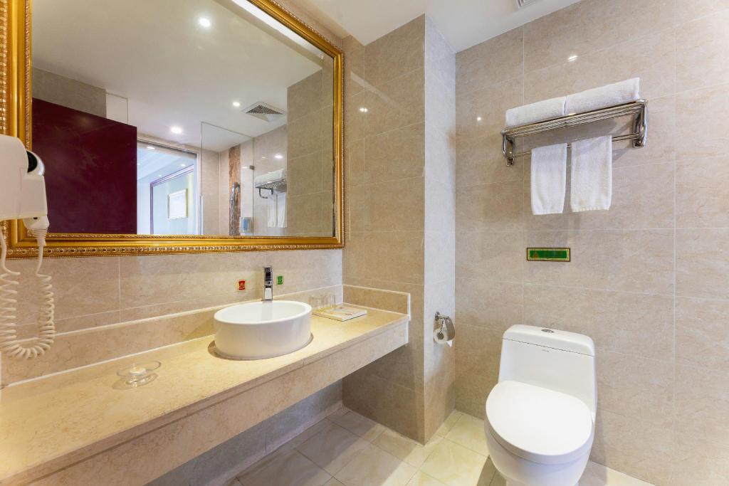 Vienna Hotel (Chongqing Changshengqiao Metro Station) 49/53
