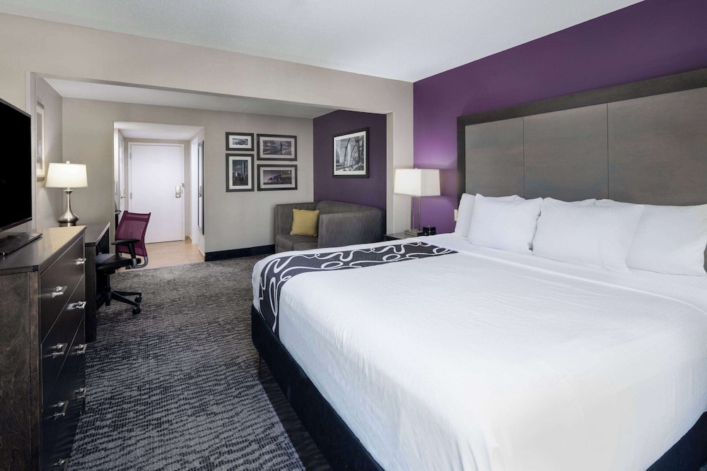 غرفة بسرير كينج، La Quinta Inn and Suites by Wyndham Kennesaw 3/10