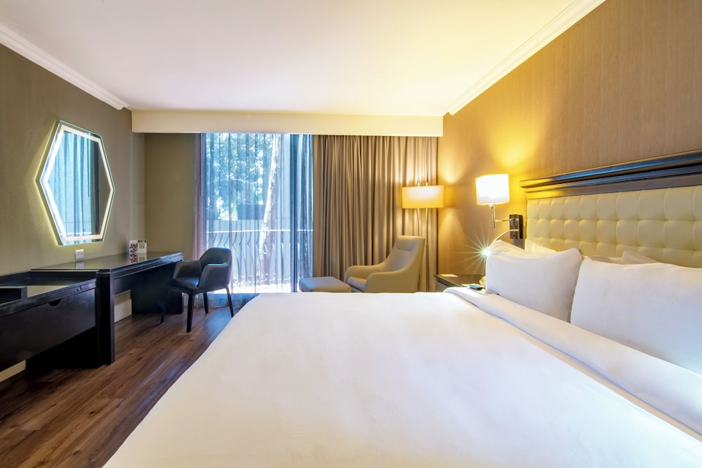 EXECUTIVE, KING BED