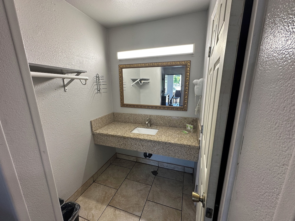 Crossroads Inn 37/39