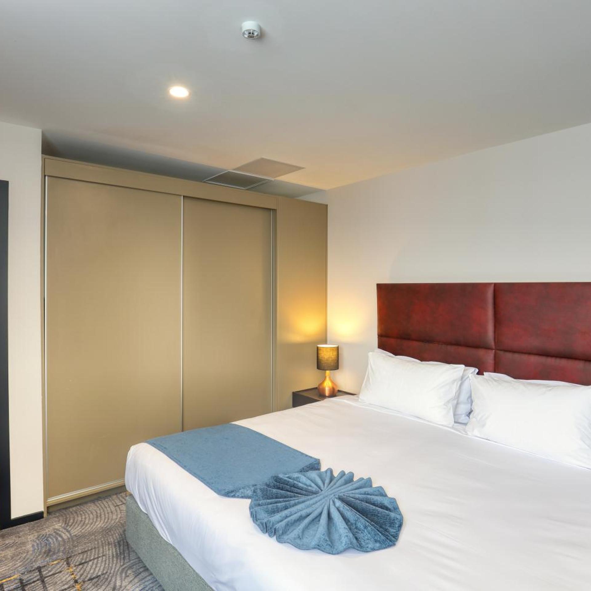 2 Bedrooms, Suite, 2 Bathrooms