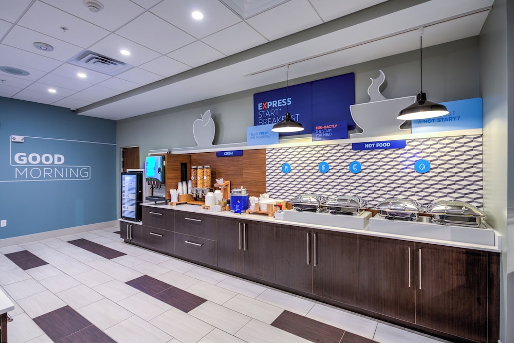 Holiday Inn Express Suites Reedsville State Coll Area 12/56