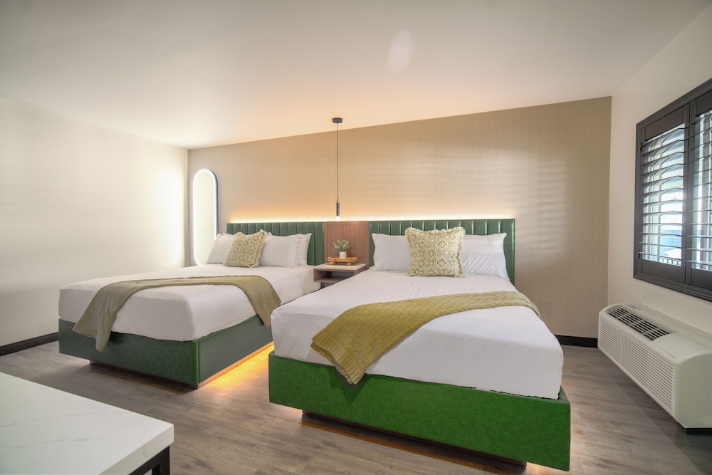 Family, 2 Bunk Beds, 2 Queen Beds, LYFE INN & SUITES by AGA- North Hollywood Near Universal Studios 3/4