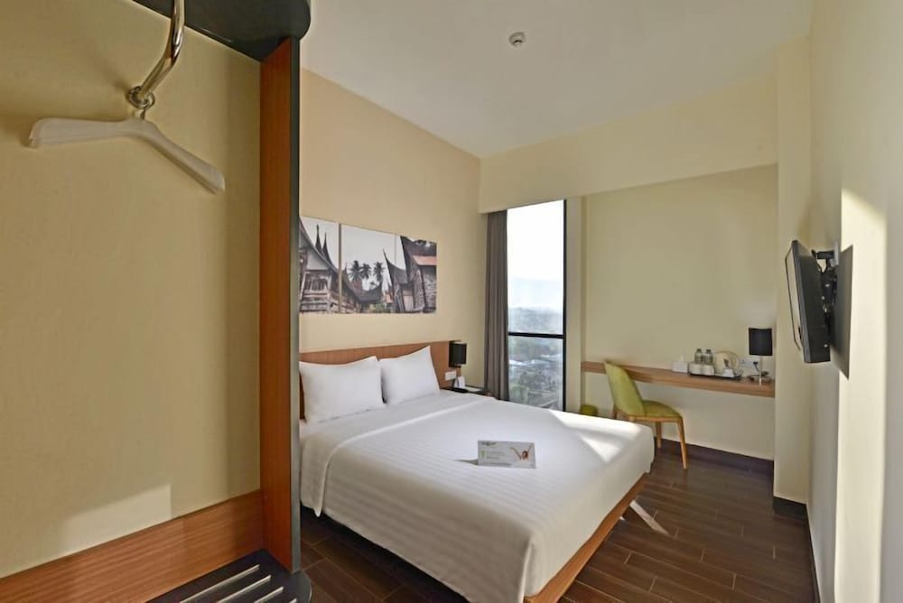 Whiz Prime Hotel Khatib Sulaiman Padang 7/18