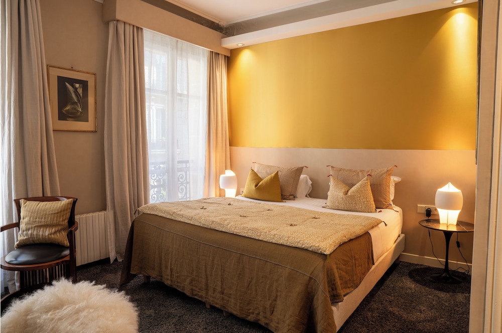 DELUXE, DOUBLE BED