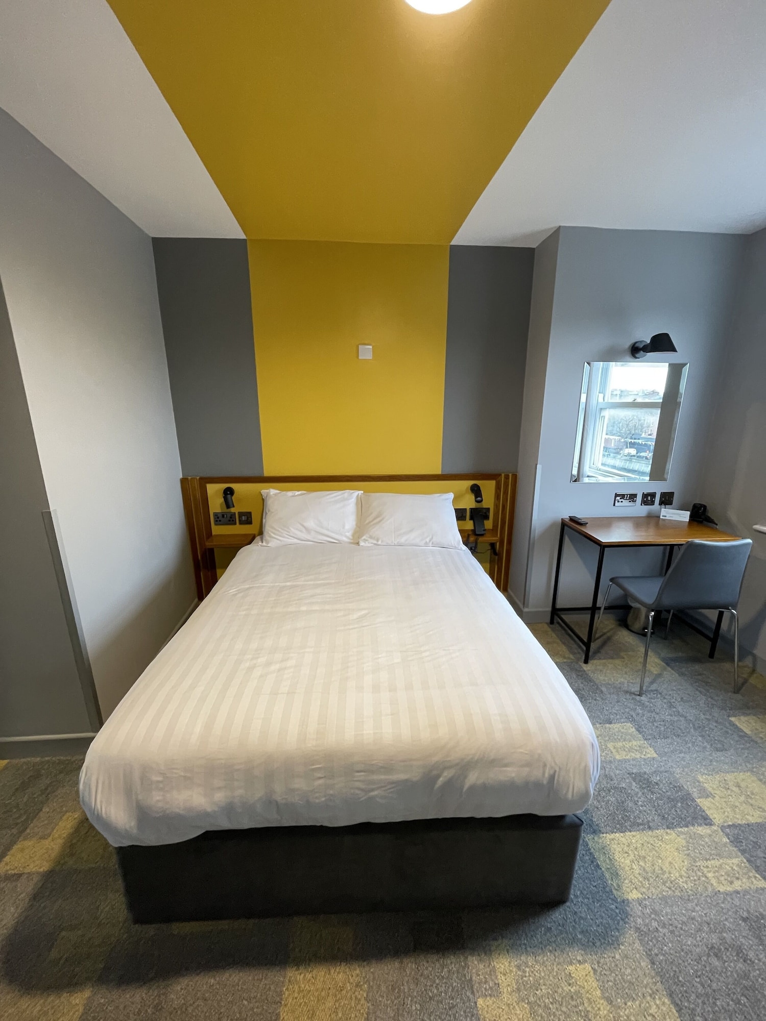 ROOM, DOUBLE BED