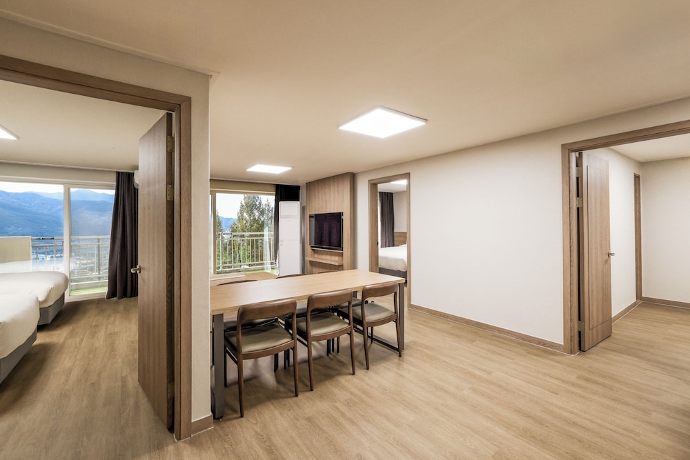 Kensington, Royal, Suite, 1 Single and 2 Double Beds, 2 Futon Beds