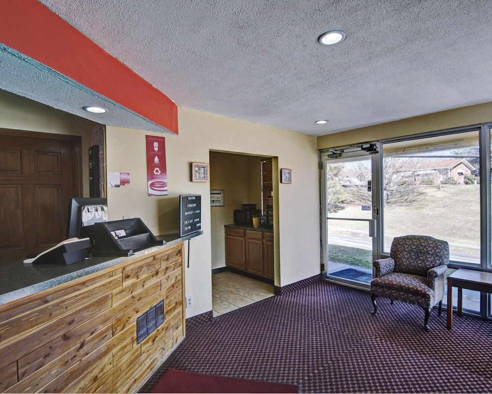 Econo Lodge Near Bluefield College 8/25
