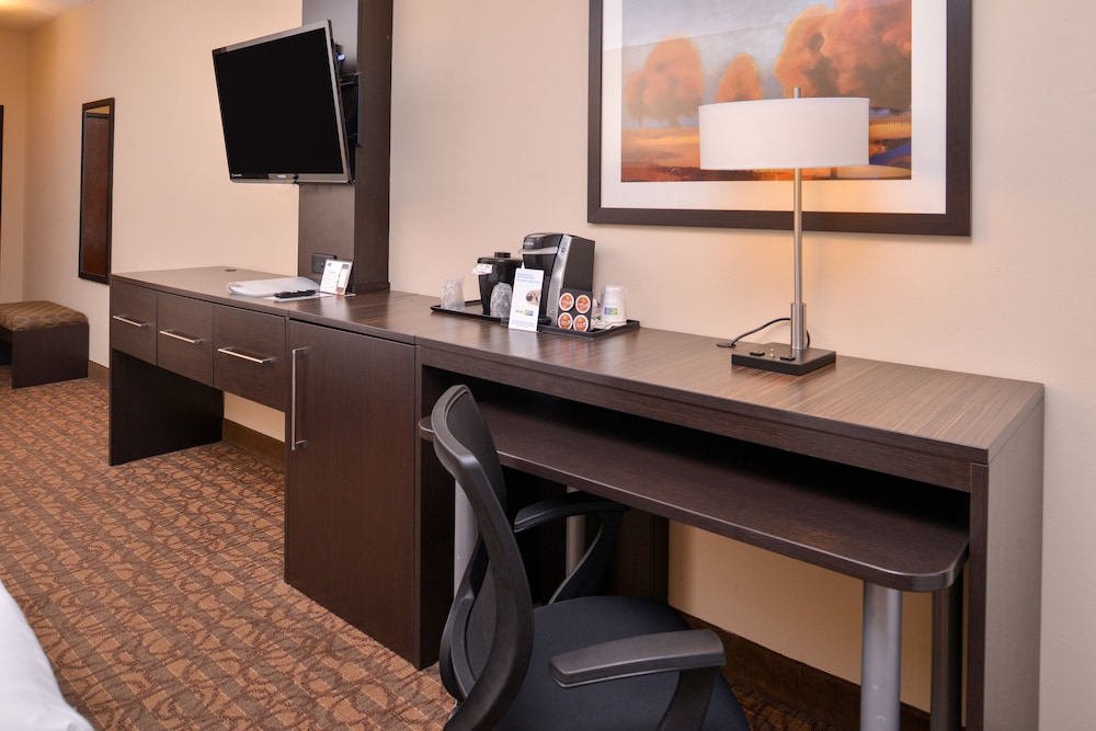 Holiday Inn Express Hotel and Suites Topeka West I-70 Wanamaker 54/62
