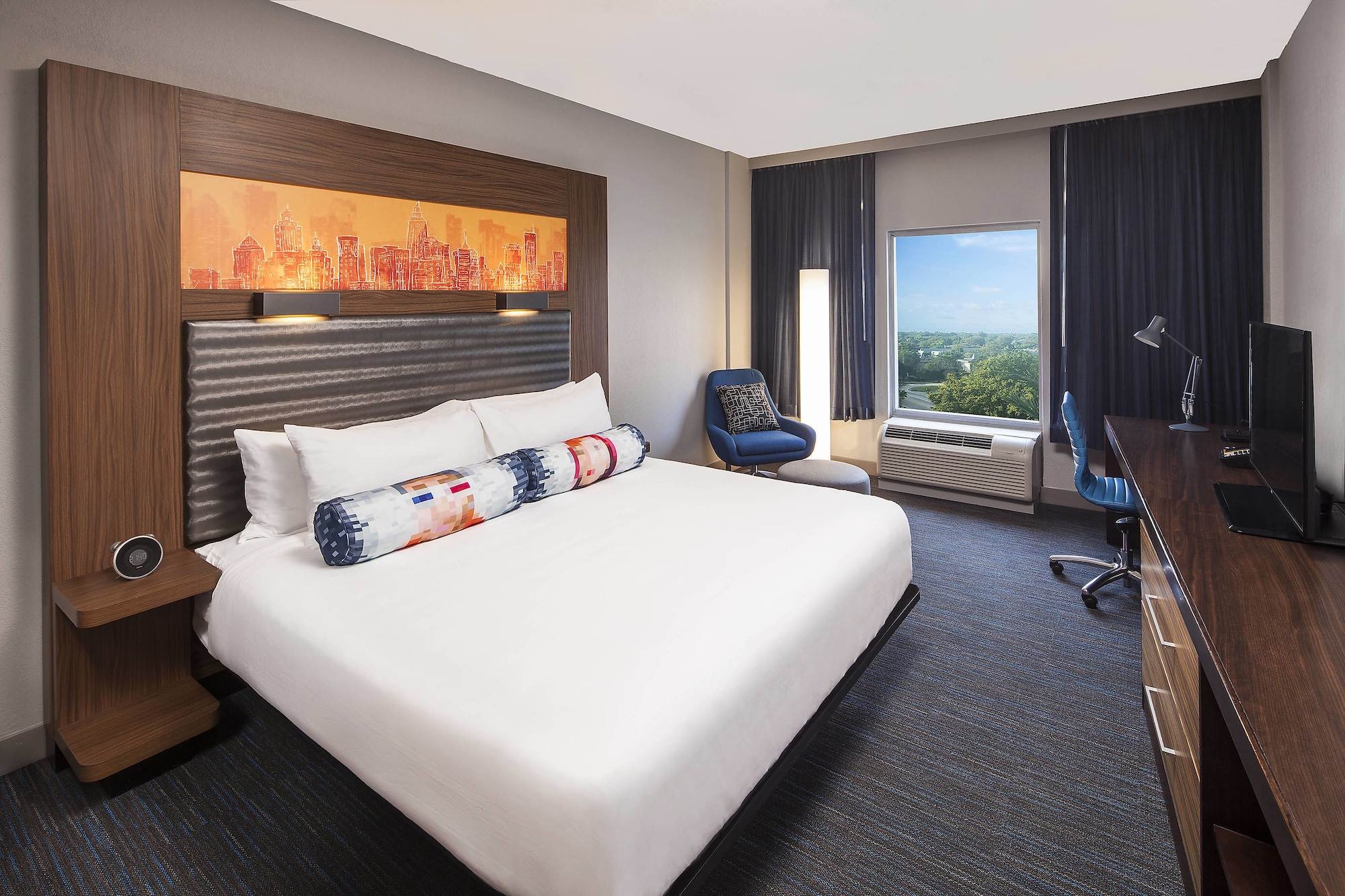 SUITE, KING BED