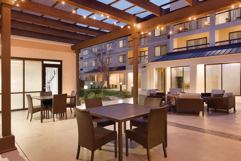 Courtyard by Marriott Charlotte Airport North 32/39