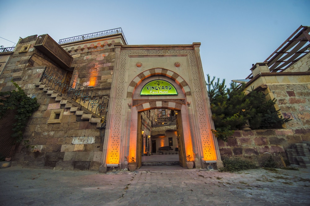 Vineyard Cave Hotel 3/98