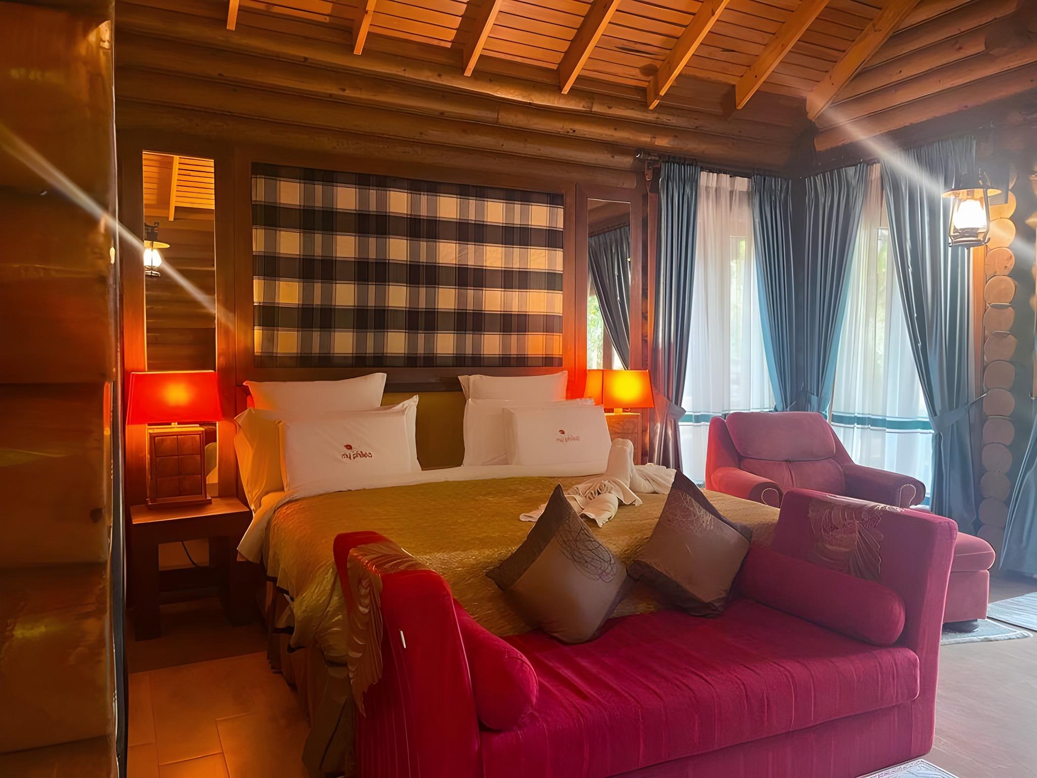 HONEYMOON, SUITE
