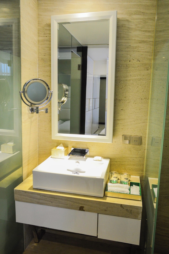 غرفة سوبيريور بسرير كوين، Holiday Beach Hotel Danang 5/7