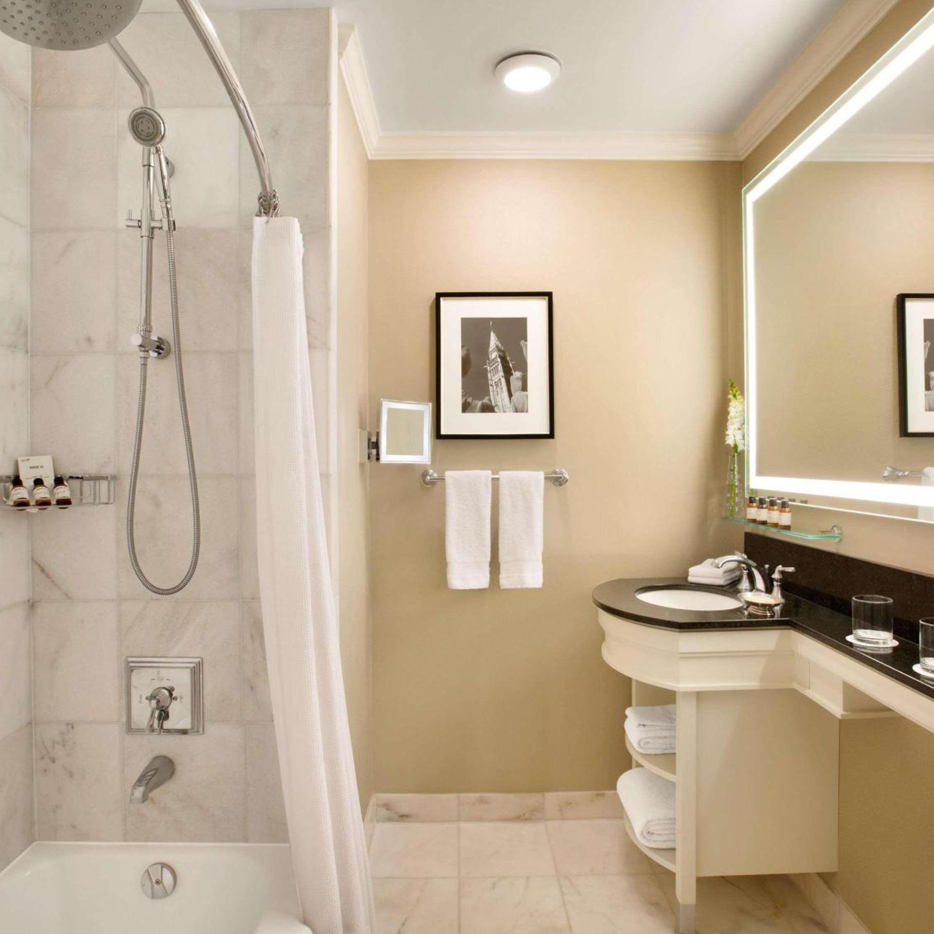 غرفة ديلوكس بسرير كينج وسرير كوين، Fairmont Chateau Laurier 5/5