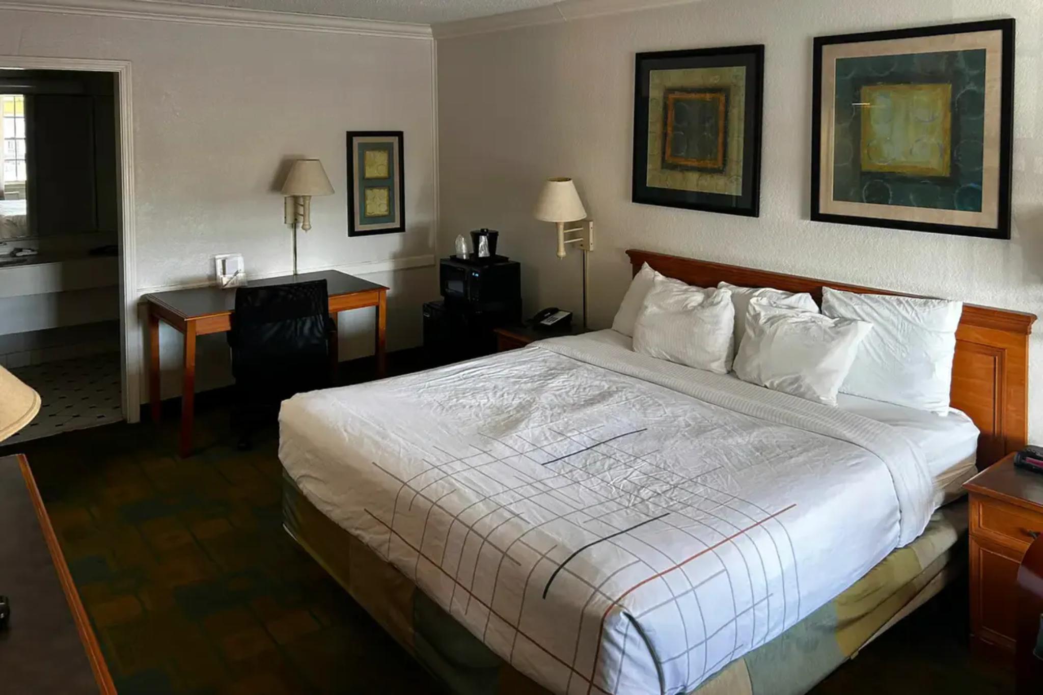 ROOM, KING BED