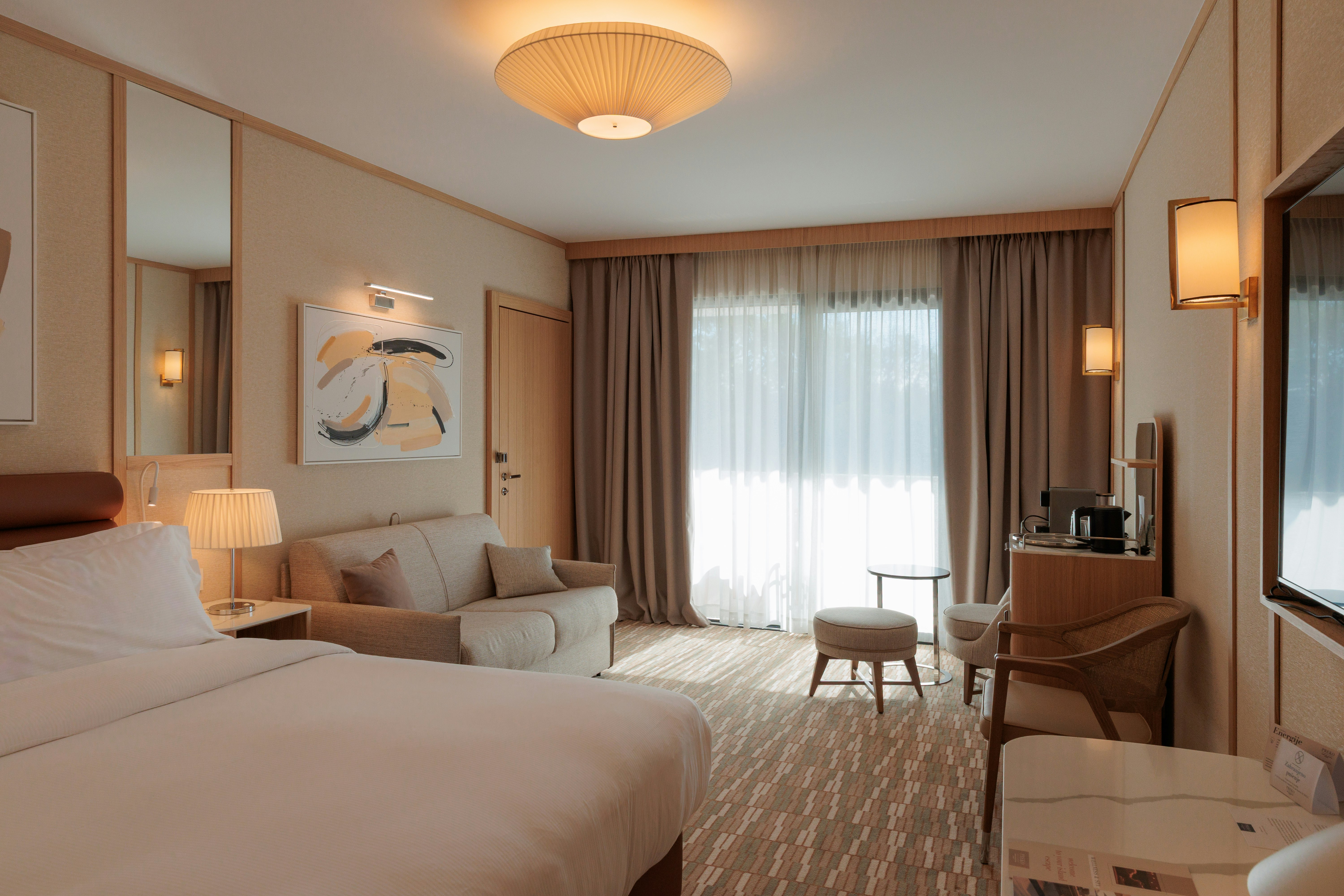 DELUXE, KING BED