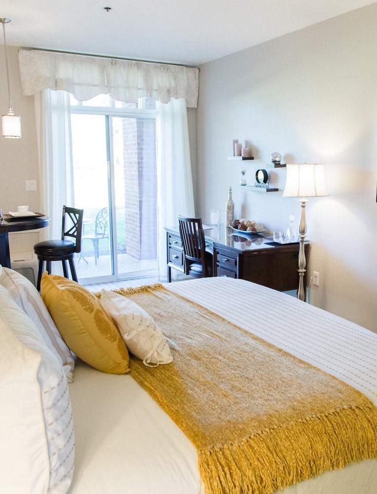 Room, King Bed, Golf Course View