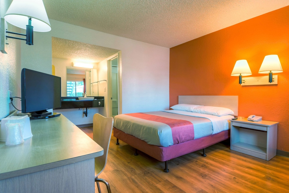 Motel6 Costa Mesa, CA 21/55