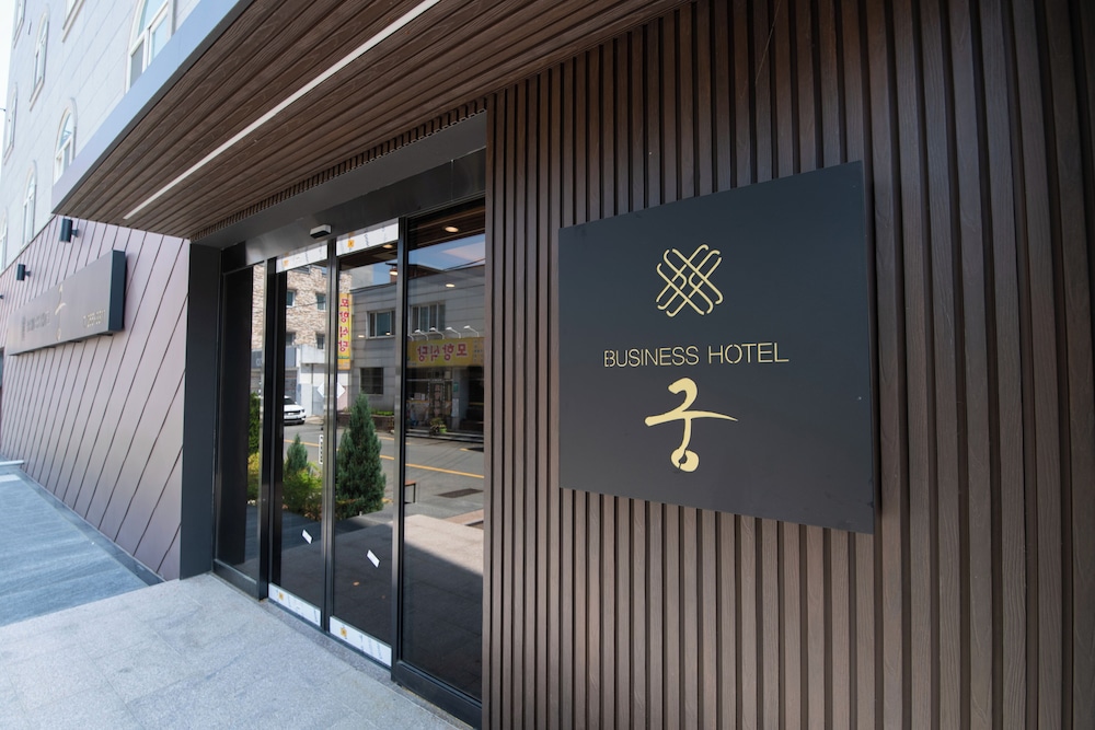 Gung Tourist Hotel 4/52