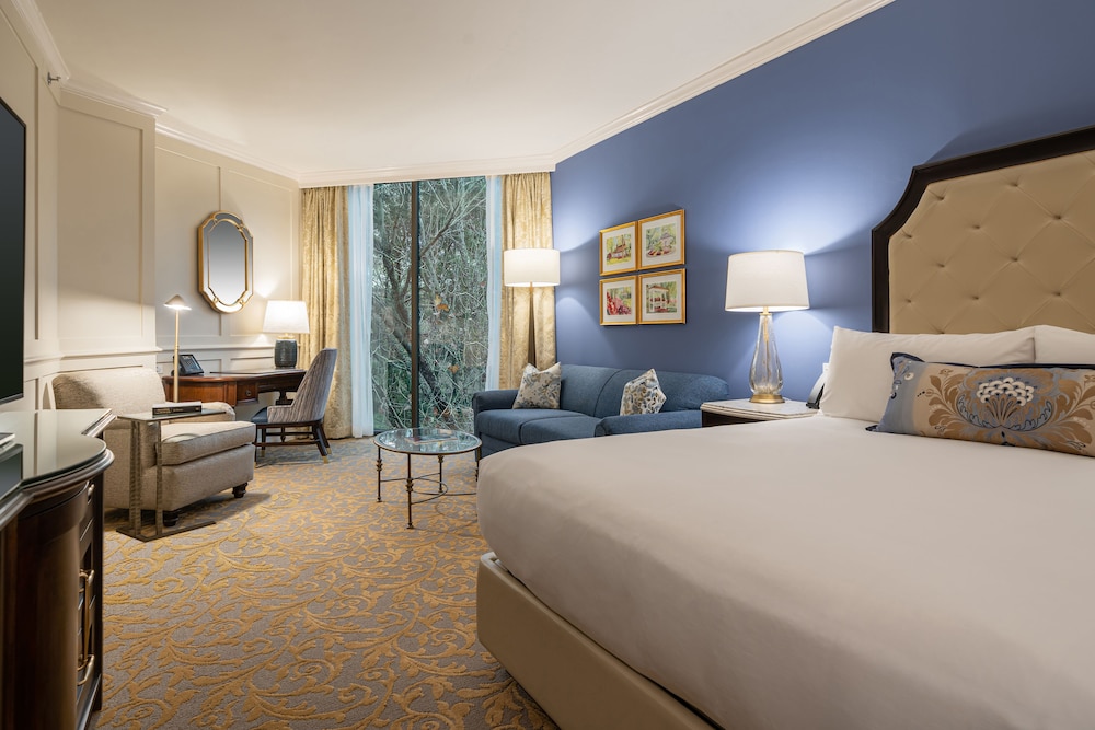 TRADITIONAL, MULTIPLE BEDS, CORNER