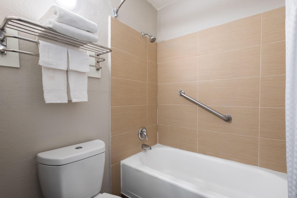 Days Inn by Wyndham Hardeeville Near Hilton Head 46/50
