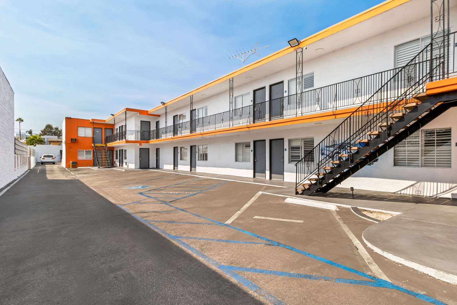 Rodeway Inn & Suites North Hollywood Burbank Airport - Universal Area 8/9
