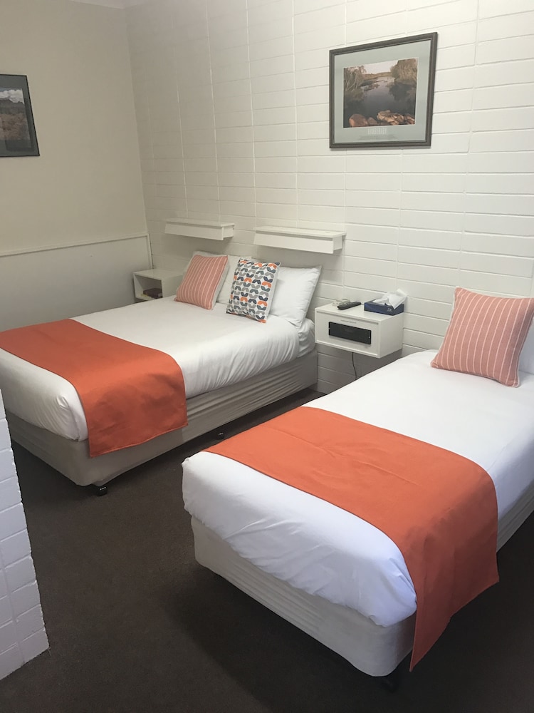 Room, 1 Queen and 1 Single Bed