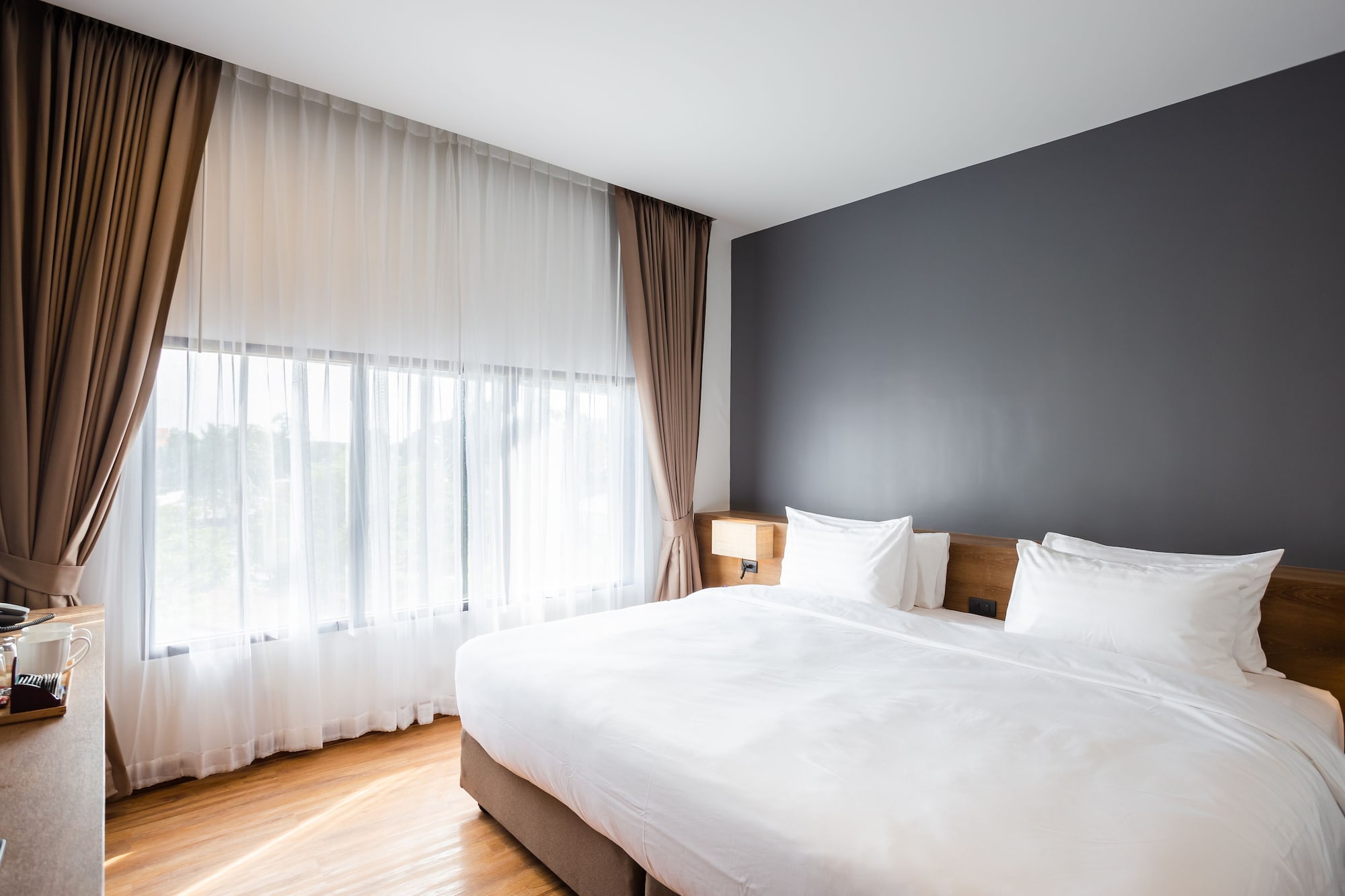 DELUXE, KING BED
