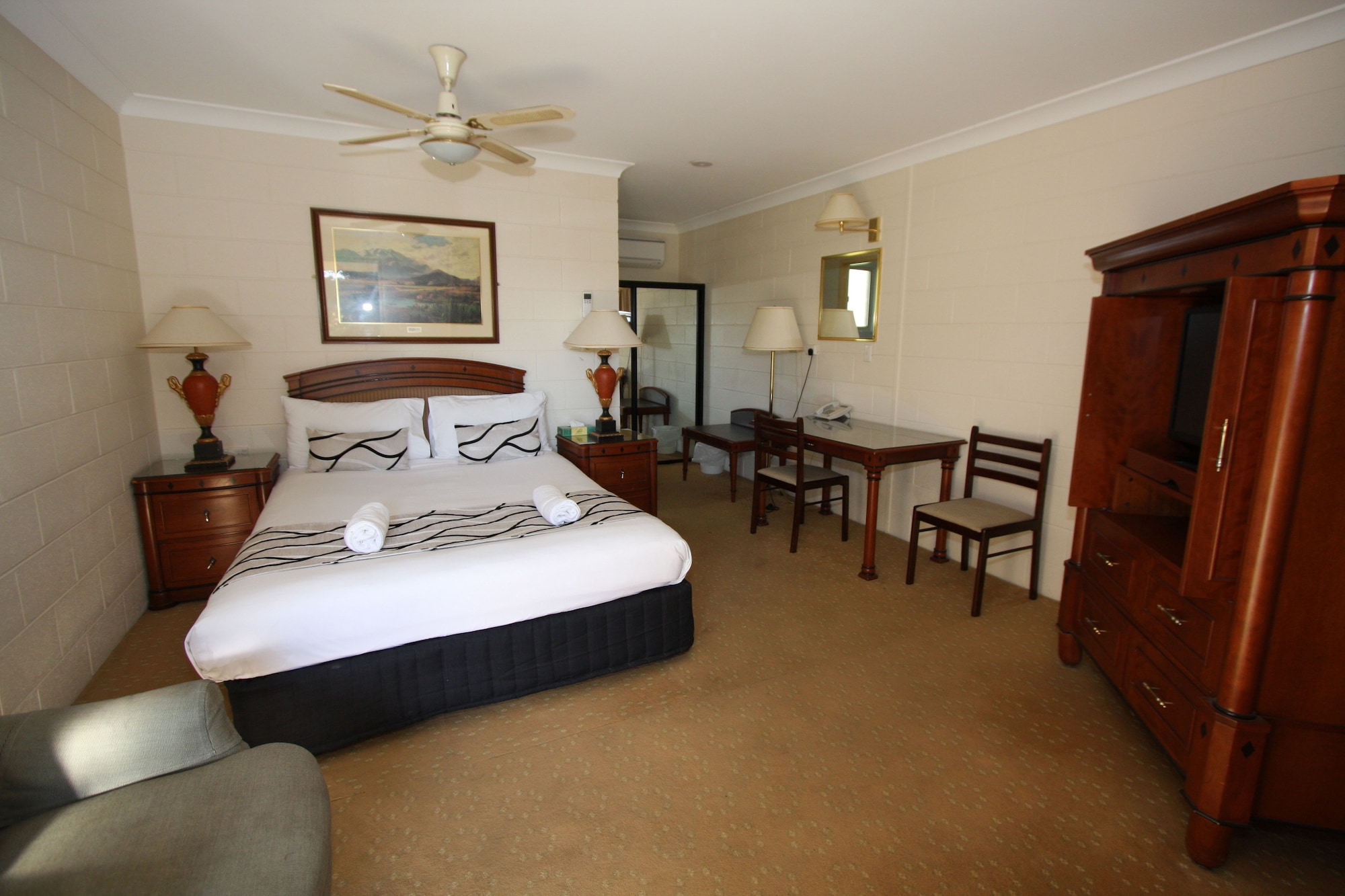 STANDARD, QUEEN BED