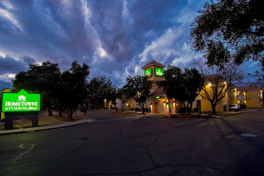 HomeTowne Studios Phoenix - Dunlap Ave 14/16