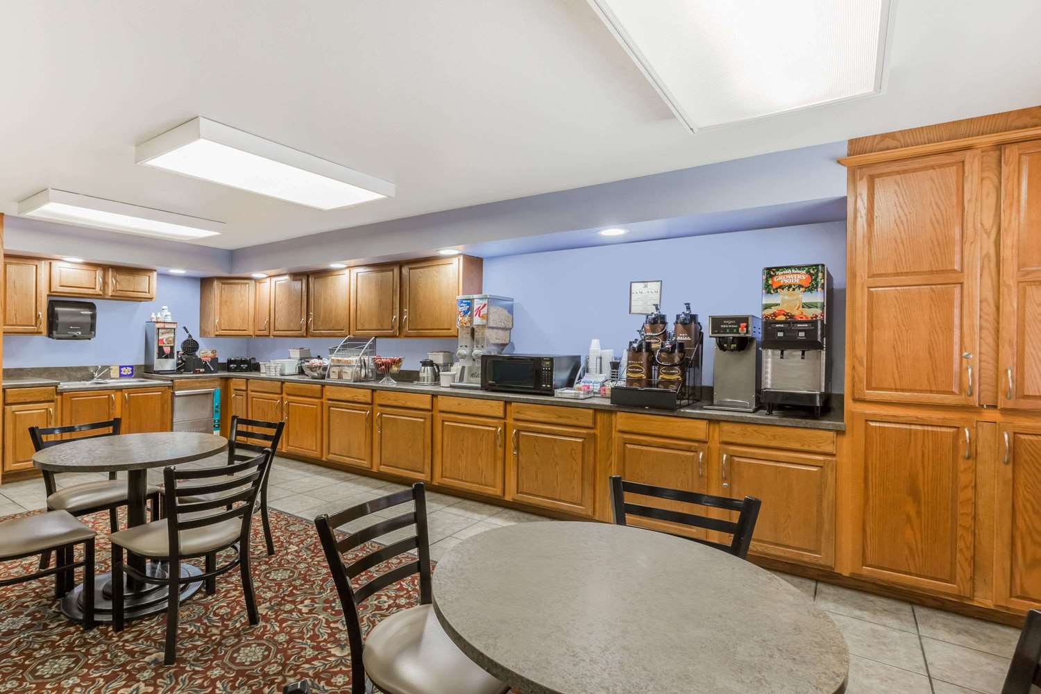 Super 8 By Wyndham Manhattan Ks 4/11