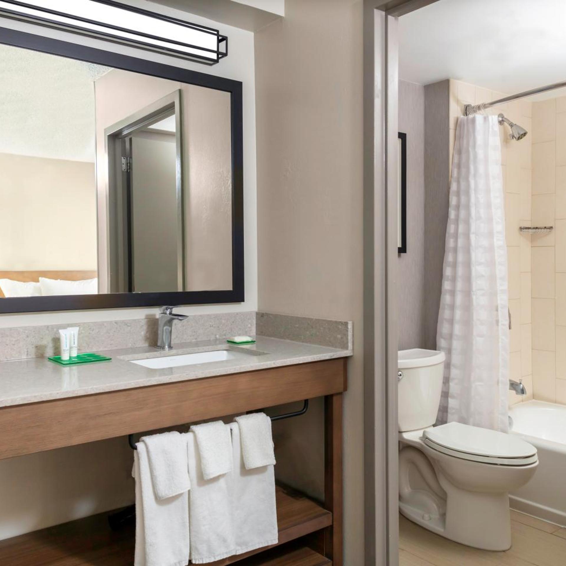 غرفة بسريرين مزدوجين مع أريكة في طابق مرتفع، Hyatt Place Dallas/Arlington 3/3