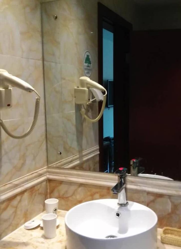 Greentree Inn Guangzhou Chimelong Paradise Yuangang Metro Station Hotel 24/26