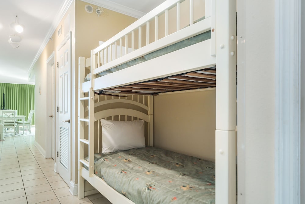 236 Emerald Beach Resort 10/80