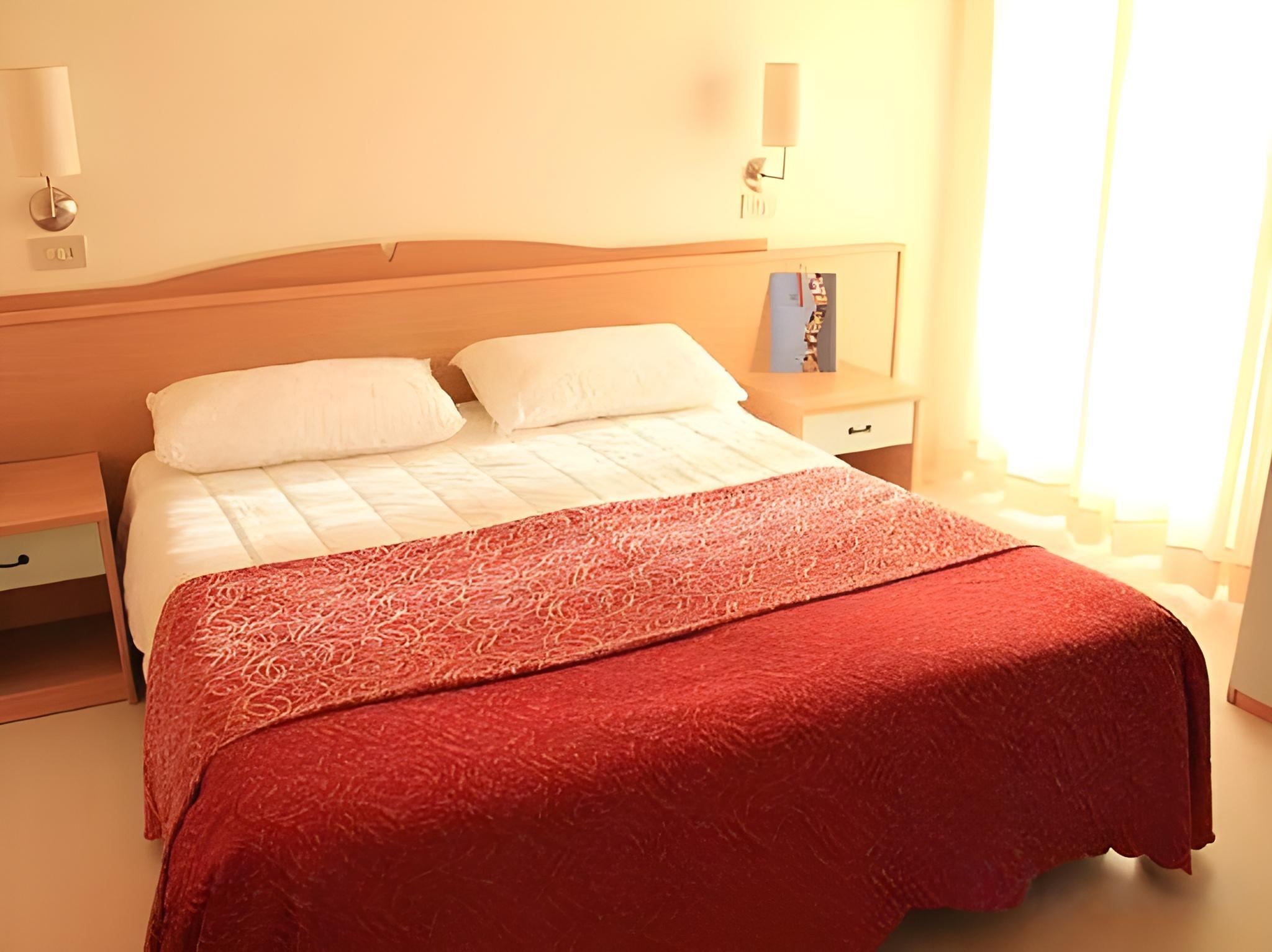 ROOM, DOUBLE BED
