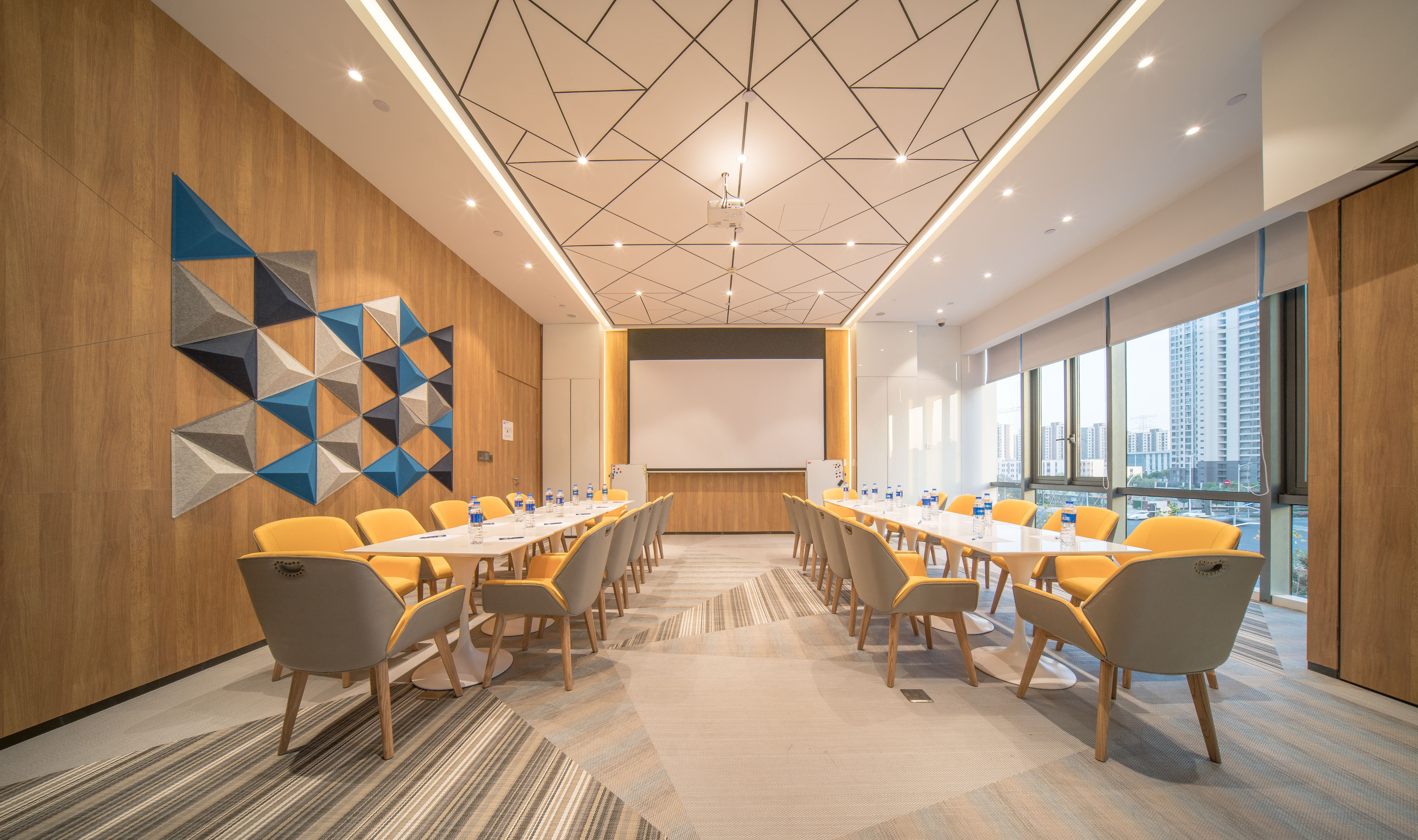 Holiday Inn Express Shanghai Huijin 21/24