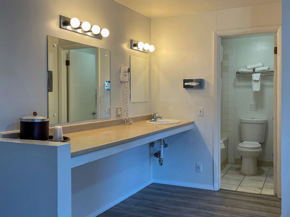 Rodeway Inn and Suites Omak Okanogan 7/30