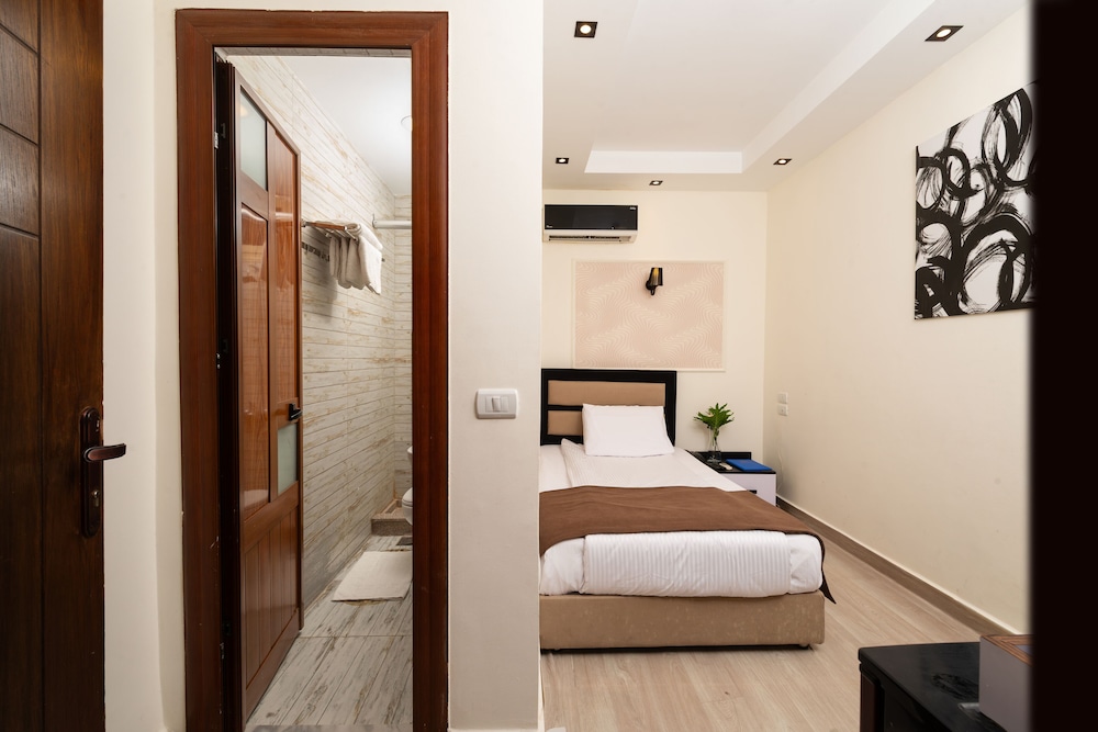 Capital Hotel 32/50