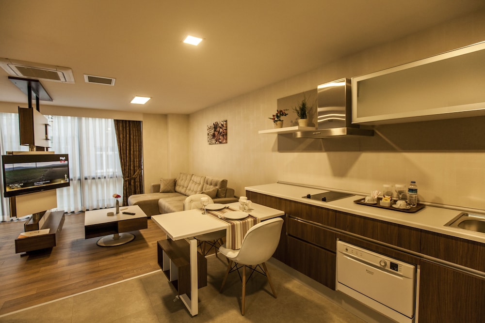LIV SUIT HOTEL 51/58