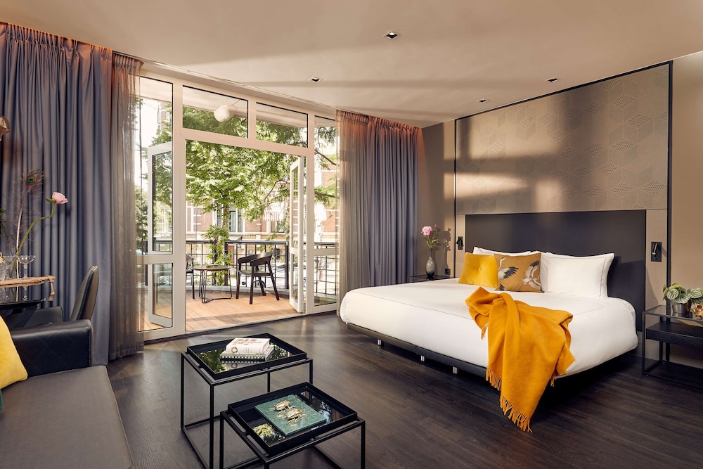 JUNIOR SUITE, KING BED