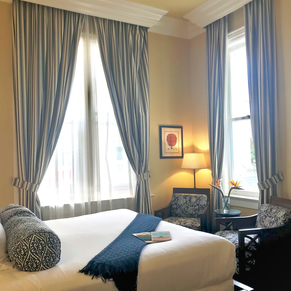 DELUXE, KING BED