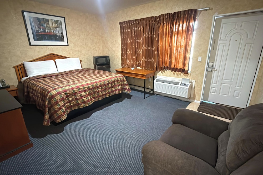 At 9 Motel Near Freehold I-195 14/38