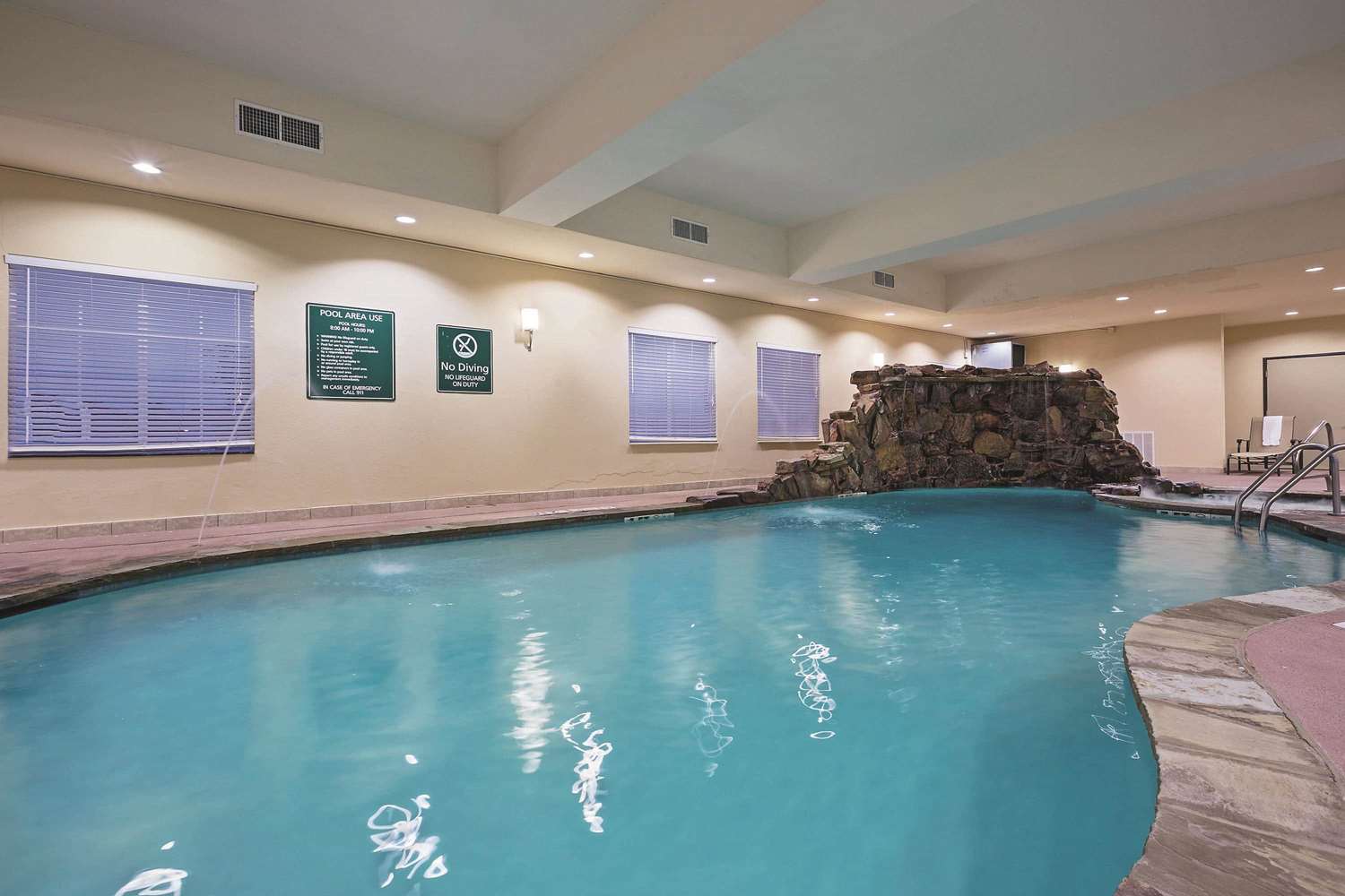 La Quinta Inn and Suites by Wyndham DFW Airport West - Euless 24/65