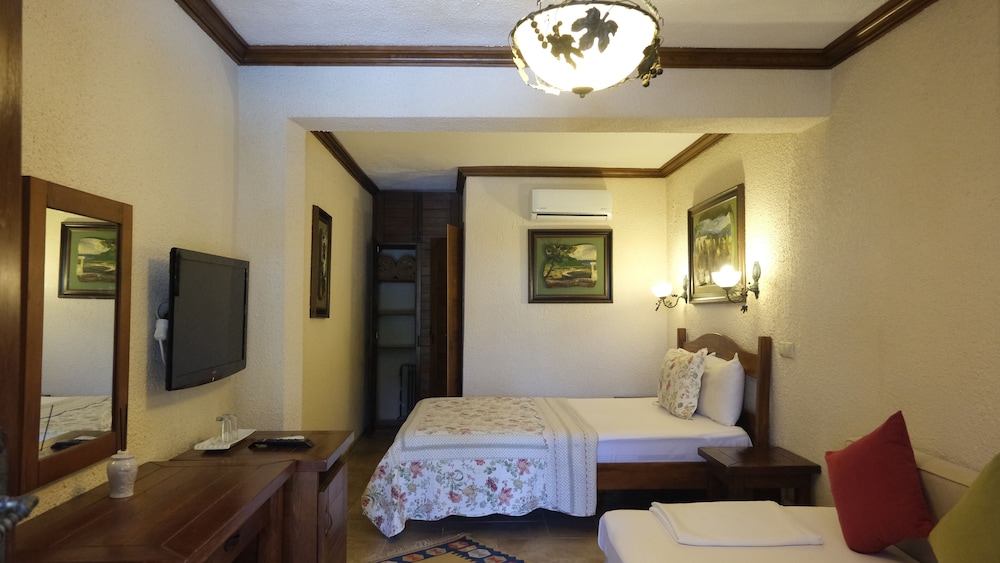 Ada Bacchus Hotel 8/50