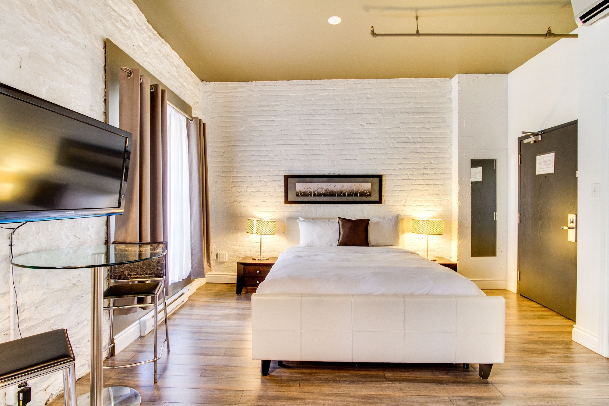 DELUXE, QUEEN BED, PET FRIENDLY