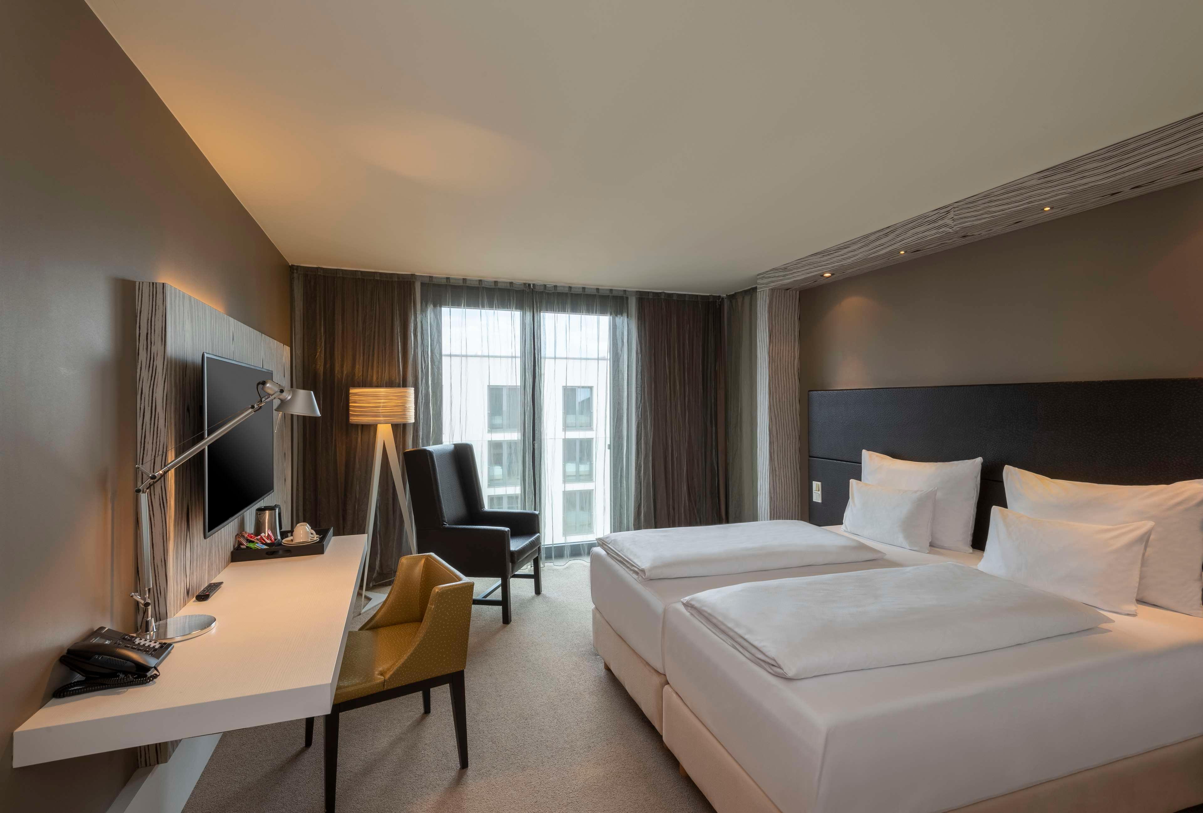 ROOM, KING BED, ACCESSIBLE