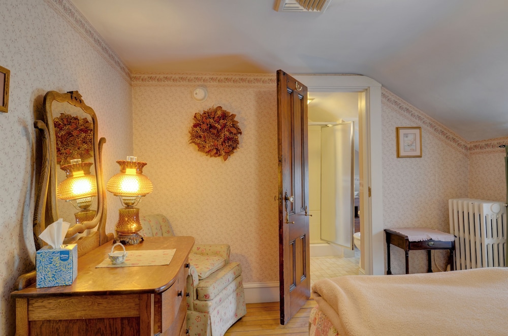 Melville House Newport 12/23
